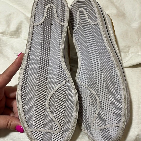 Women’s Nike sneakers, white with brown swoosh - Picture 4 of 4